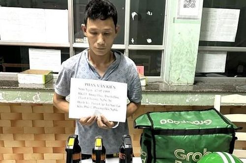 Vây bắt tên trộm xịt hơi cay vào cảnh sát rồi nhảy vào công ty trốn
