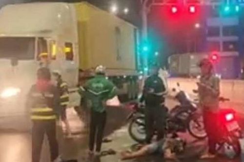 Nhớt đổ hơn 5km trên đường, hàng chục người đi xe máy bị ngã