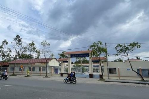 Bị bạn chọc ghẹo, nam sinh lớp 7 nhảy từ tầng 2 trường học