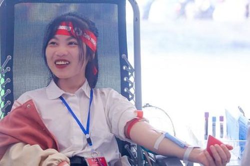Giảng viên, sinh viên Kinh tế Kỹ thuật Công nghiệp hiến máu tại Chủ nhật Đỏ 2024