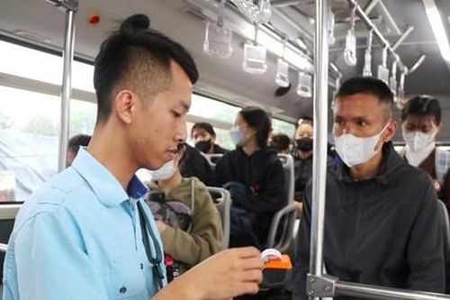 Người dân hào hứng trải nghiệm vé điện tử liên thông khi đi xe buýt