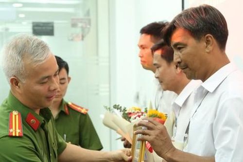 5 công nhân cứu hỏa kịp thời được Giám đốc Công an Bình Dương khen thưởng