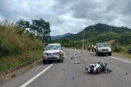 Ô tô biển xanh va chạm với xe máy, 2 người thương vong