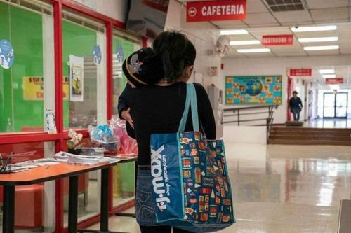 Độc lạ trường cho phép nữ sinh mang con đến lớp