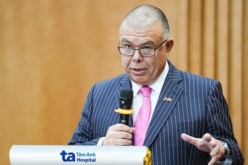 Giáo sư Hiệp sĩ người Anh gốc Việt về nước truyền lửa nghiên cứu khoa học