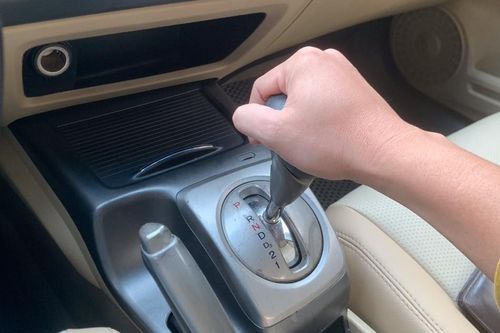 Lái ô tô có nên chuyển về số N khi dừng đèn đỏ?