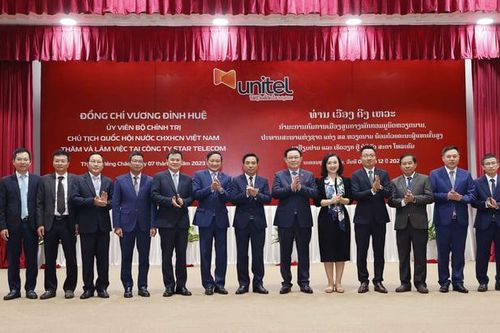 Chủ tịch Quốc hội thăm và làm việc tại liên doanh của Viettel tại Lào