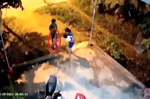 Khởi tố người bố đánh con gái 3 tuổi rạn xương vai