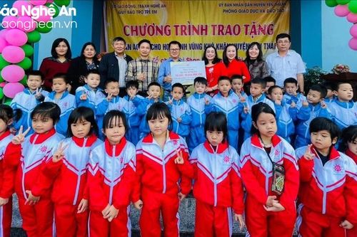 Trao tặng áo ấm cho 1.300 học sinh mầm non ở Nghệ An