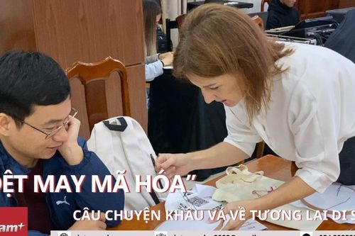 Tự tay thêu mã QR, truyền thông điệp về thời trang bền vững