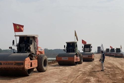 Điều chuyển khối lượng nhà thầu chậm trễ tại các Dự án Cao tốc Bắc-Nam