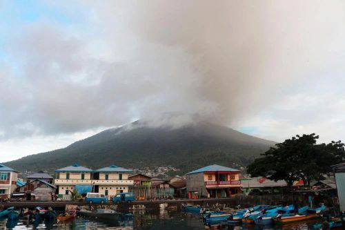 Indonesia: Núi lửa Ibu phun trào 60 lần kể từ đầu năm, tro bụi bốc cao 1.200m