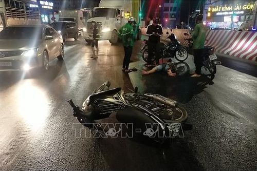 Bình Dương: Nhiều người đi xe máy bị ngã vì xe chở dầu rò rỉ chảy ra đường