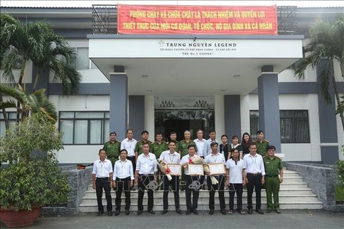 Khen thưởng 5 công nhân cứu hỏa xử lý kịp thời vụ cháy tại nhà máy