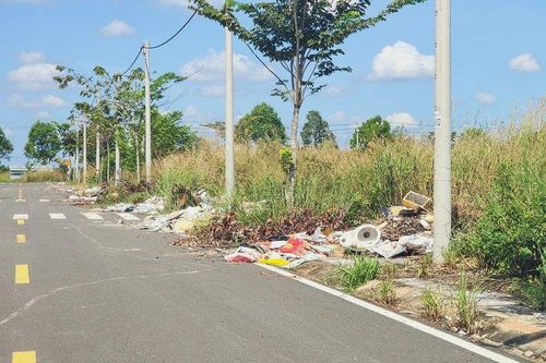 Bình Phước: Nhếch nhác bãi tập kết rác thải