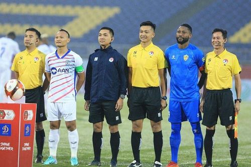Lăng mạ trọng tài, trợ lý của SLNA nhận án phạt