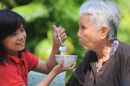 Bí quyết chăm sóc sức khỏe cho cha mẹ ở tuổi xế chiều