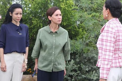 Nghỉ dưỡng thai mà mẹ con tôi gặp phải hàng xóm 'có 1 không 2'