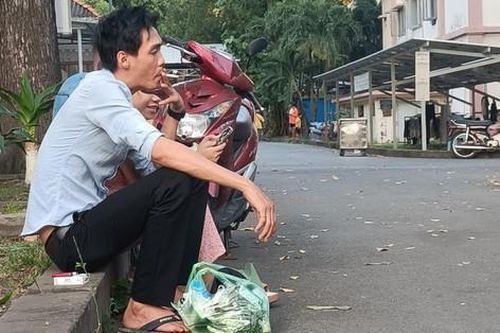 Ngang nhiên 'nhả' khói thuốc trong bệnh viện