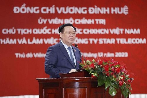 Chủ tịch Quốc hội thăm và làm việc với Công ty liên doanh Viettel tại Lào