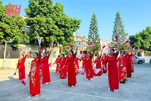 Tham quan, giới thiệu mô hình CLB 'Liên thế hệ tự giúp nhau' tại Nga Sơn