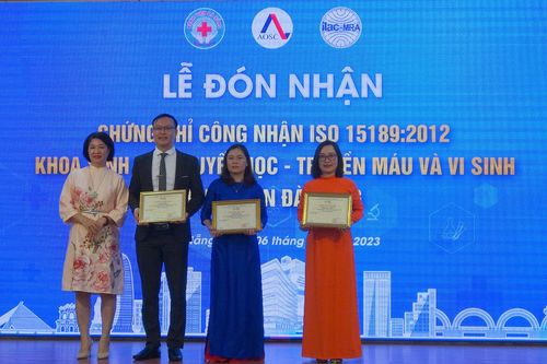 Bệnh viện Đà Nẵng nhận chứng chỉ ISO trong xét nghiệm