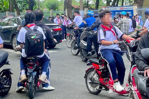 Nhiều học sinh đi xe đạp điện thiếu an toàn