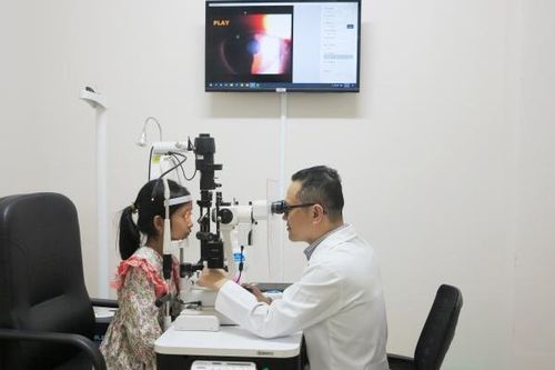 Nỗi lo tật khúc xạ học đường