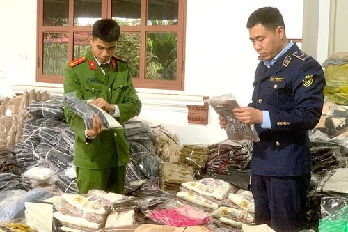 Thu giữ trên 160 sản phẩm thời trang không rõ nguồn gốc xuất xứ