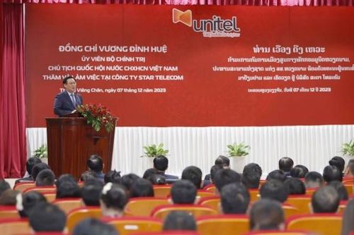 Chủ tịch Quốc hội Vương Đình Huệ thăm và làm việc tại liên doanh của Viettel tại Lào