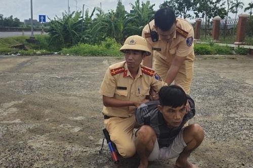 CSGT bắt tên trộm xe máy đang trên đường tẩu thoát