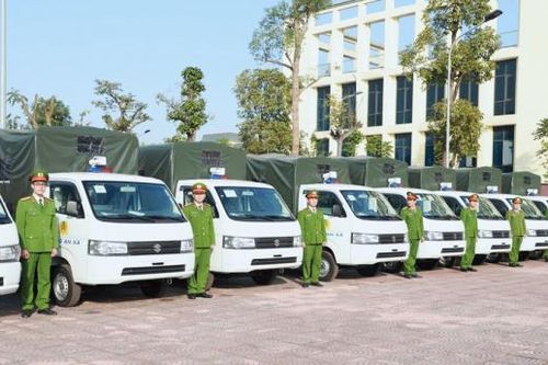 Công an tỉnh Bắc Giang bàn giao xe ô tô chuyên dụng cho lực lượng Công an xã