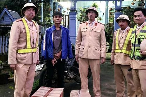 Cảnh sát giao thông bắt thanh niên vận chuyển 60kg thuốc nổ