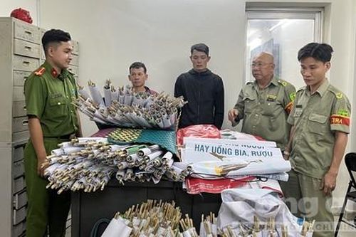 Liên tiếp phát hiện, xử lý các đối tượng treo dán quảng cáo trái phép ở trung tâm TPHCM