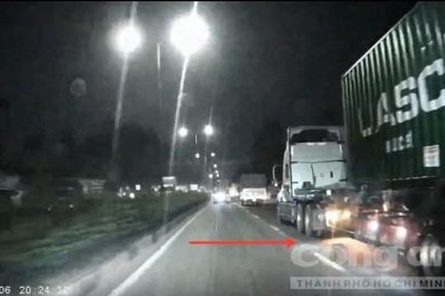 Đã rõ loại chất lỏng mà xe container 'rải' trên đường khiến hàng chục người té ngã