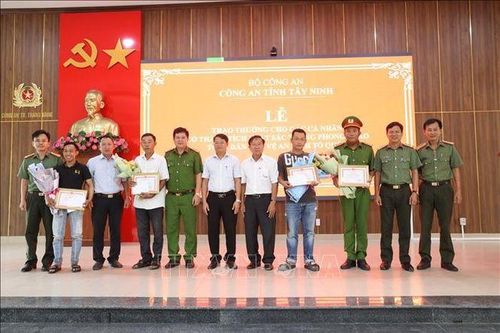 Khen thưởng người dân cùng Công an 'đua nóng' bắt 2 kẻ cướp giật manh động