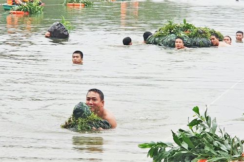 Bộ đội Hà Tĩnh mang theo vũ khí thực hành vượt sông chiến đấu trong giá lạnh