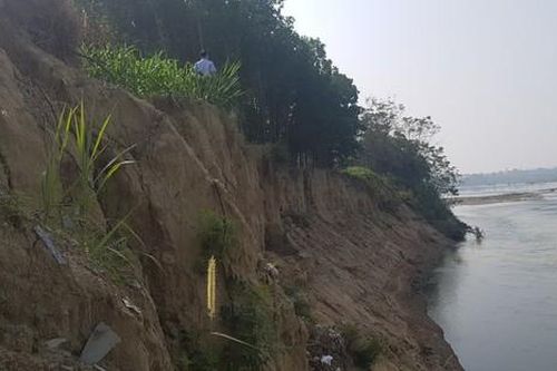 Hàng trăm người dân sống thấp thỏm bên miệng 'hà bá'