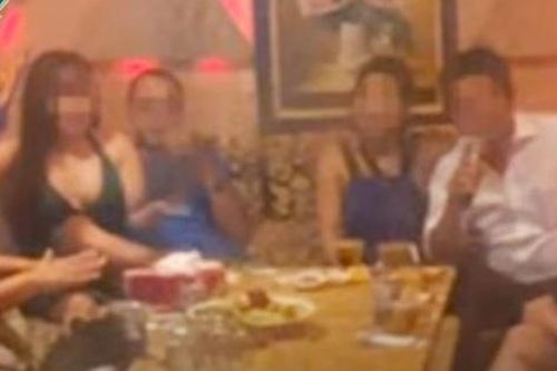 Tối 7/12: Mâu thuẫn tiền bo với tiếp viên Karaoke, côn đồ dùng dao sát hại khách tử vong