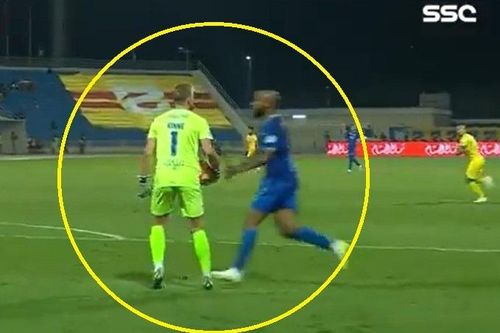 Cầu thủ sai lầm, khiến đội nhà chịu penalty ở Saudi Pro League