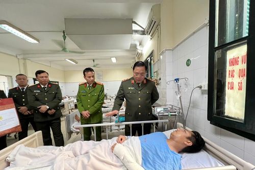 Giám đốc Công an Hà Nội thăm cảnh sát bị thanh niên đi xe máy đâm