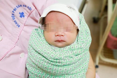 Người mẹ U50 vỡ òa hạnh phúc đón con đầu lòng sau 18 năm hiếm muộn