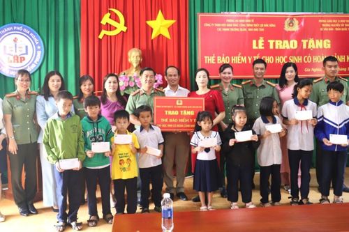 Phòng An ninh kinh tế Công an tỉnh Đắk Nông trao tặng gần 100 thẻ bảo hiểm y tế cho học sinh có hoàn cảnh khó khăn