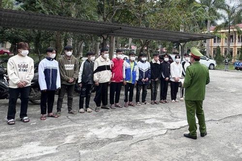 Khởi tố 7 thanh niên nẹt bô, bốc đầu, ném vỏ chai vào người dân
