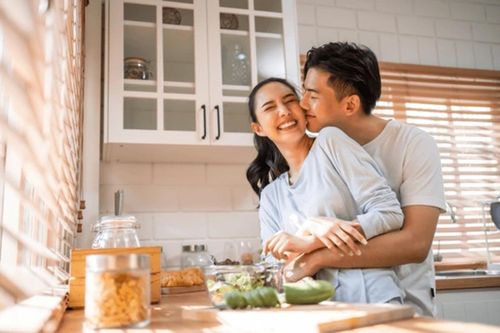 Gợi ý hành động lãng mạn khi chàng cùng nàng vào bếp