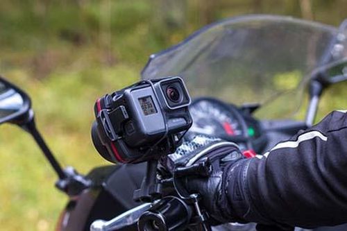 Cần xem xét lợi và hại nếu lắp camera hành trình cho xe máy