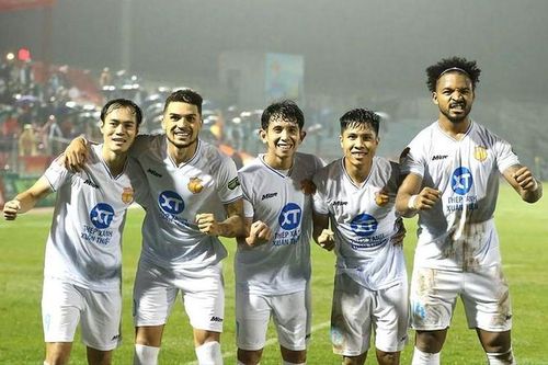 CLB Nam Định giành hat-trick giải thưởng tháng 10