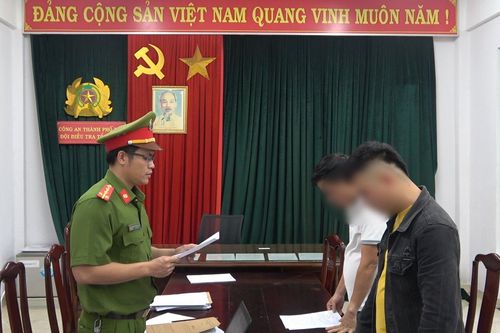 Chụp ảnh khai trương quán, người đàn ông bị chủ quán và nhân viên hành hung
