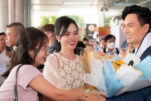 Nam vương Du lịch thế giới 2023: Bạn bè, người thân mừng Á vương 3 Nguyễn Quốc Trí trở về nước