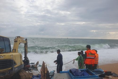 Phương tiện của ngư dân Phú Yên bị sóng đánh vỡ, thiệt hại khoảng 1 tỷ đồng